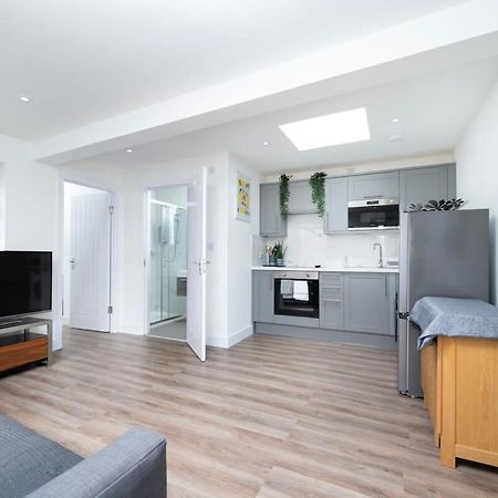 Апартаменти Cozy Single Level Flat With Parking Енфілд Екстер'єр фото