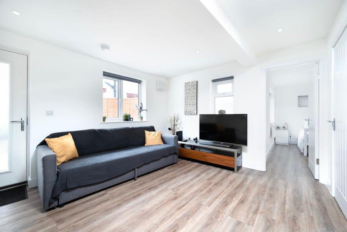 Апартаменти Cozy Single Level Flat With Parking Енфілд Екстер'єр фото